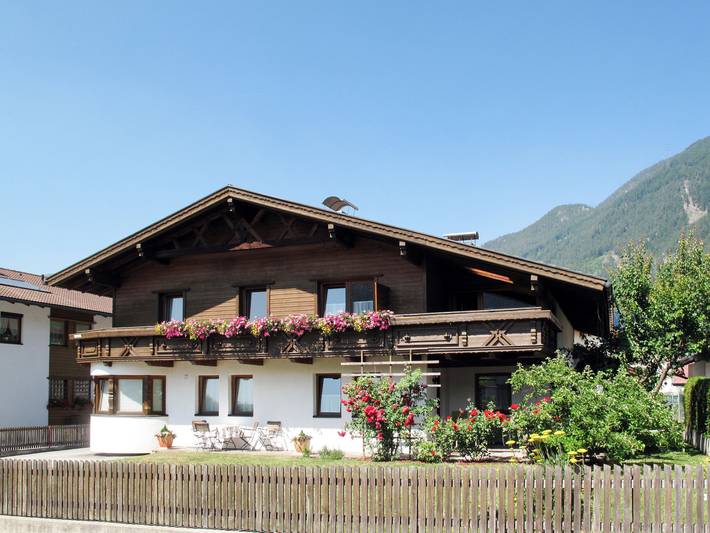 Ferienwohnung für 12 Personen, mit Balkon und Garten in Prutz