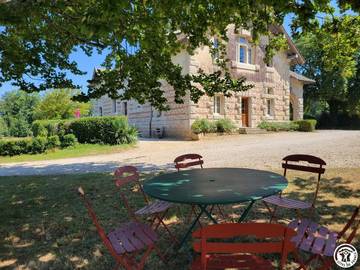 Gîte pour 6 personnes, avec terrasse et jardin à Joyeux