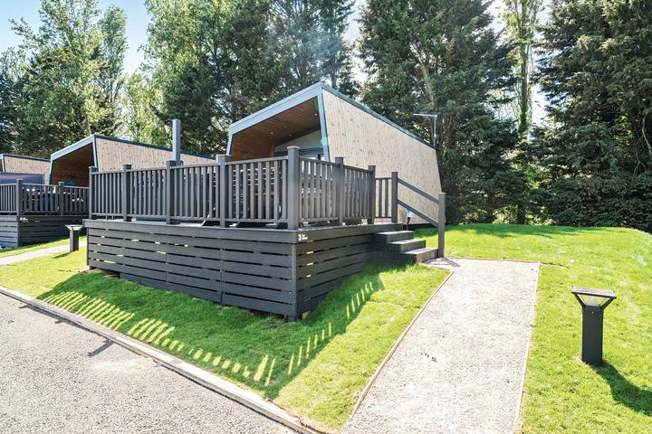 Caravan for 4 people, with Hot tub and Garden as well as Pool in East Midlands