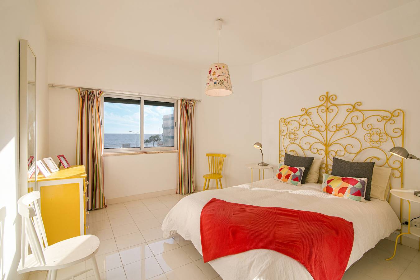 Appartement entier, Appartement moderne au bord de la mer avec vue sur la mer, Wi-Fi et balcon. in Cavacos, Quarteira