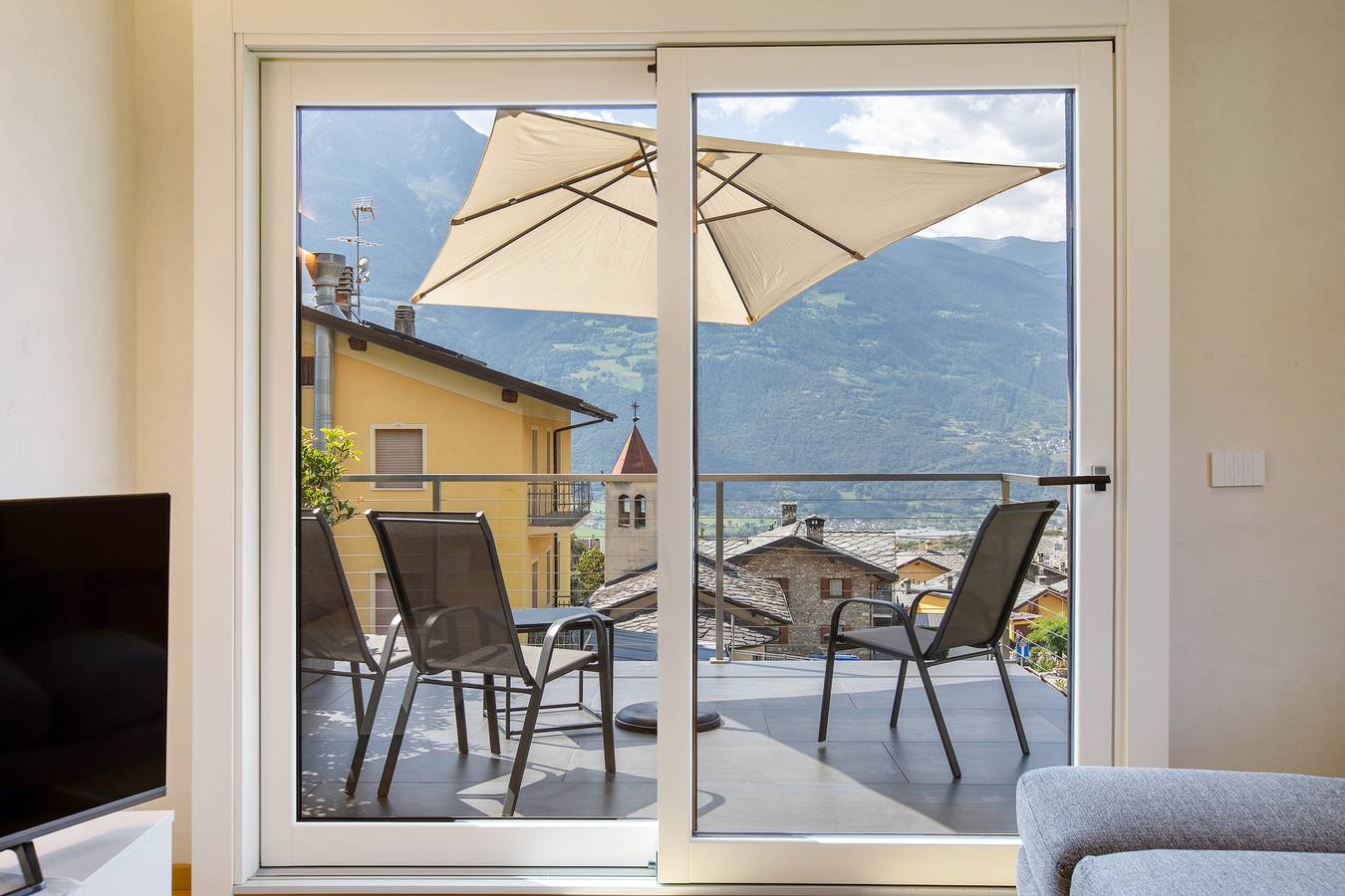 Ganze Wohnung, Ferienwohnung 'Robert' mit Bergblick, Balkon und Wlan in Senin, Saint-Christophe