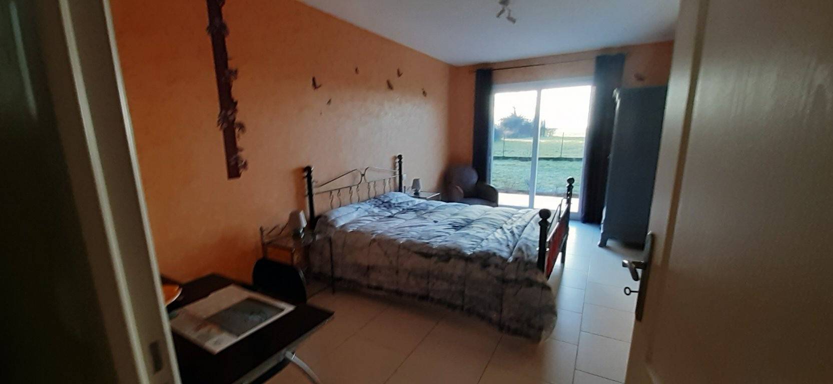 Chambre d’hôtes « Côté Campagne » avec vue sur la montagne, piscine partagée et Wi-Fi in Saint-Germain-Lespinasse, Région de Roanne