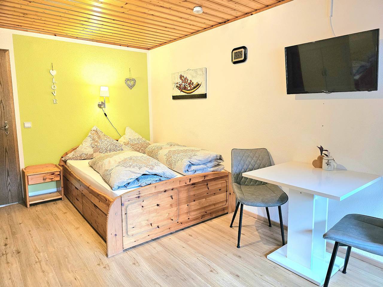 Ganzes Studio, Einzimmerapartment Nr. 4" mit Bergblick, gemeinsamer Terrasse und Wi-Fi in Bad Peterstal-Griesbach, Mittlerer Schwarzwald