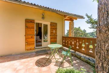 Chalet 'Mont Ventoux' avec vue sur la montagne, terrasse privée et jardin privé