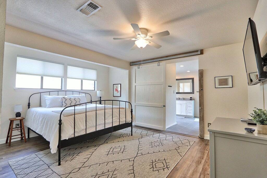 Restful Retreat- Stylish 4 Bedroom Oasis in Hays County