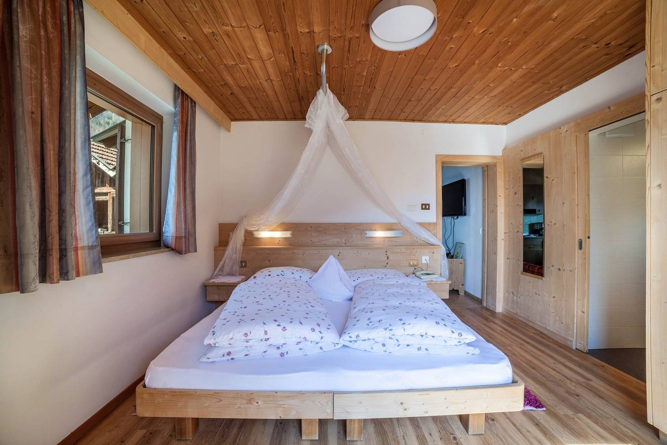 Ganze Wohnung, Ferienwohnung 'Camping Passeier Sonnenblume' mit Bergblick & Wlan in Saltaus, St. Martin in Passeier