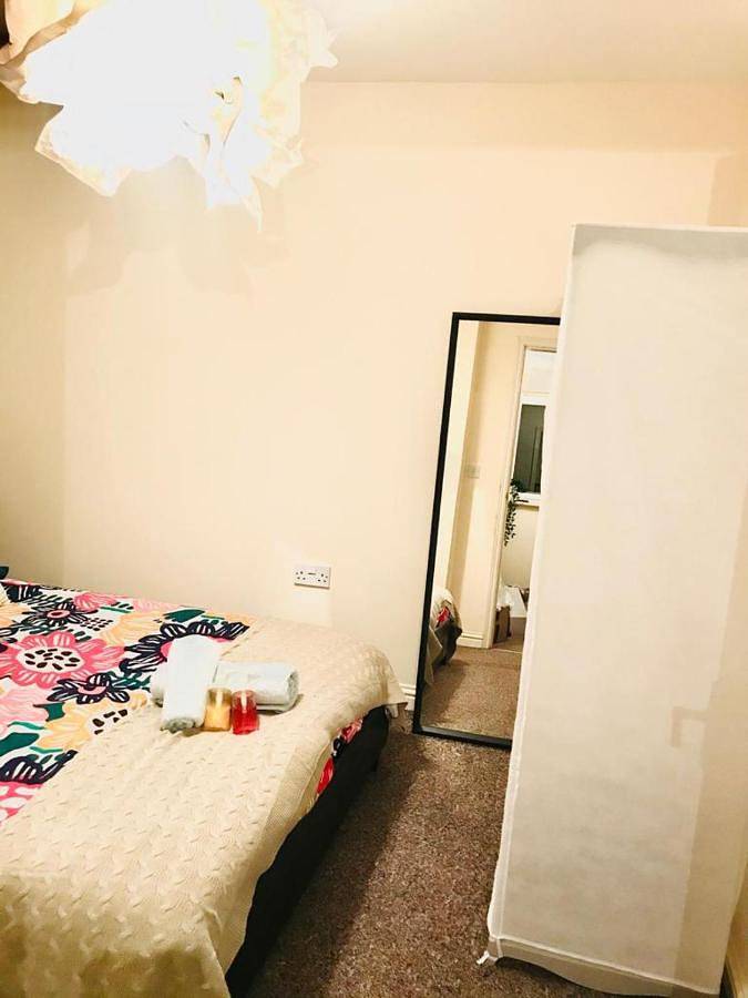 Glamping for 2 people, with Garden in Manchester