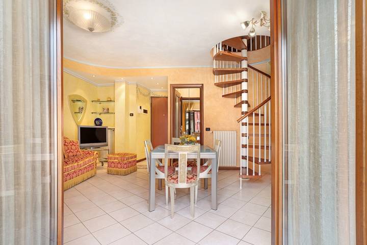 Apartamento inteiro, Apartamento 'Yellow House' com vista para o lago, varanda privada e Wi-Fi in Omegna, Lago Orta