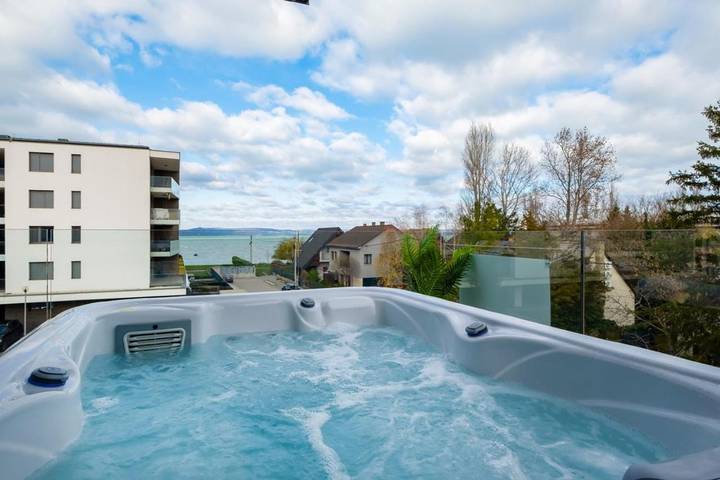 Ferienwohnung für 6 Personen, mit Terrasse und Whirlpool sowie Sauna in Balatonlelle