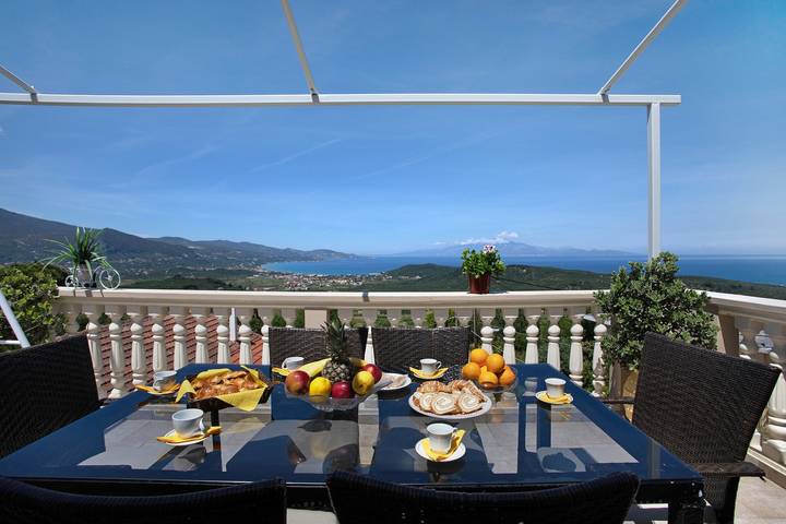Villa for 6 people, with Balcony and Garden