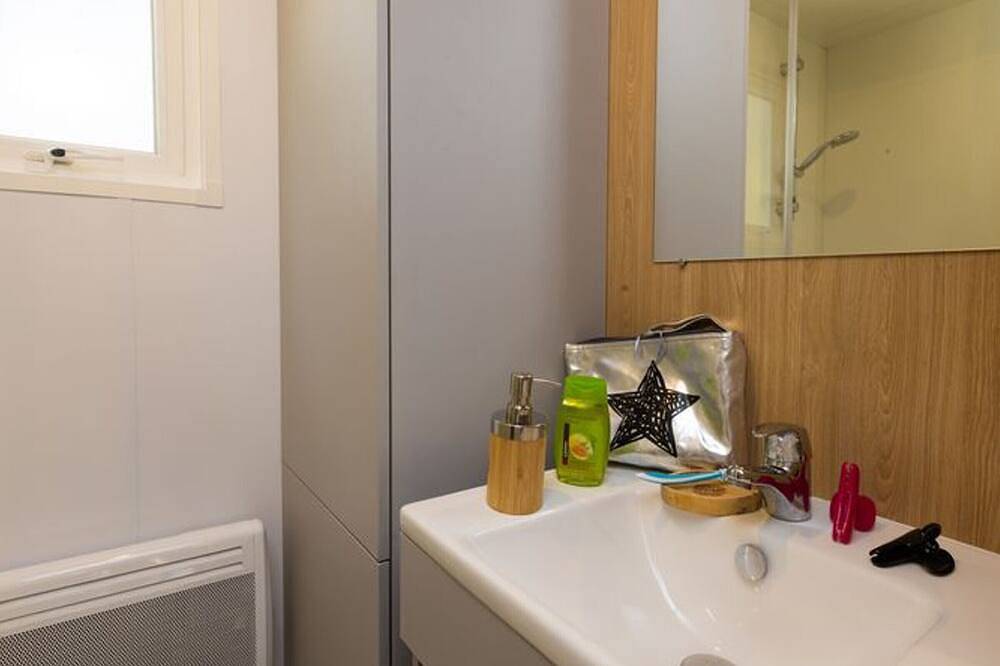 Spacious mobile home with terrace for 8 people in Lézignan-Corbières, Narbonne region