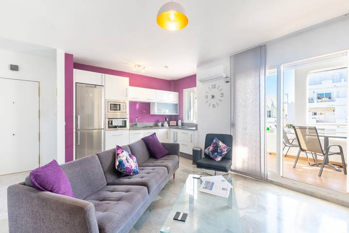 Entire apartment, Vacation Apartment 'Luxury 3-bed Apartment Torreblanca' with Mountain View, Pool, Wi-Fi & Terrace in Torreblanca (Fuengirola), Fuengirola