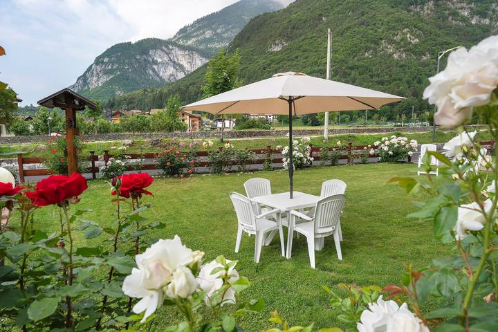 Entire apartment, Apartment 'Ornella' with Lake View, Private Garden and Wi-Fi in Molveno, Brenta group