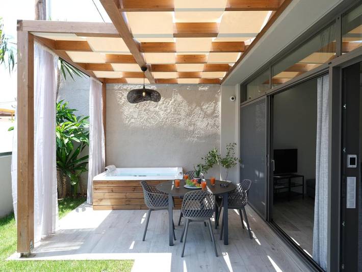 Ferienhaus für 4 Personen, mit Balkon und Terrasse sowie Whirlpool und Garten