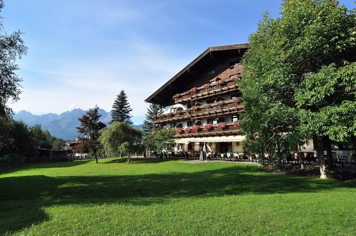 Hotel für 4 Personen, mit Balkon und Terrasse sowie Garten und Sauna in Oberndorf in Tirol
