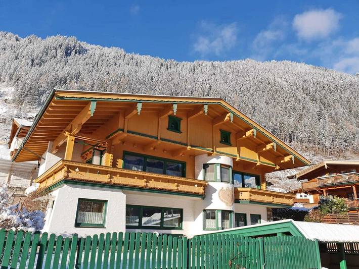 Ferienwohnung für 4 Personen, mit Balkon und Terrasse sowie Garten und Sauna in Finkenberg