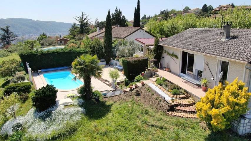 Gîte pour 4 personnes, avec Terrasse et Jardin ainsi que Piscine et Vue à Sainte-Colombe (Rhône)
