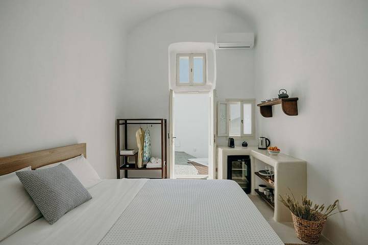 \"Villa Patitiri\" cave house with private pool, Megalochori village, Santorini in Megalochori, Santorin