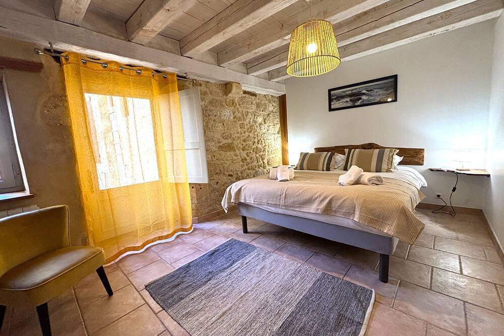 Renovated village house & terrace in the center of St Cyprien medieval village in Saint-Cyprien (Aquitanien), Périgord Noir