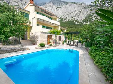 Ferienhaus für 8 Personen, mit Balkon und Garten in Makarska