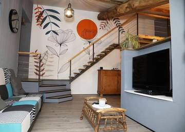 Gîte pour 4 personnes, avec vue ainsi que piscine et jardin à Ponlat-Taillebourg