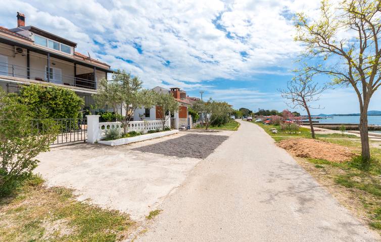 Ganze Ferienwohnung, Apartment mit Meerblick, Terrasse, Parkplatz und WLAN, 700 m vom Strand entfernt in Općina Sveti Filip i Jakov, Zadar