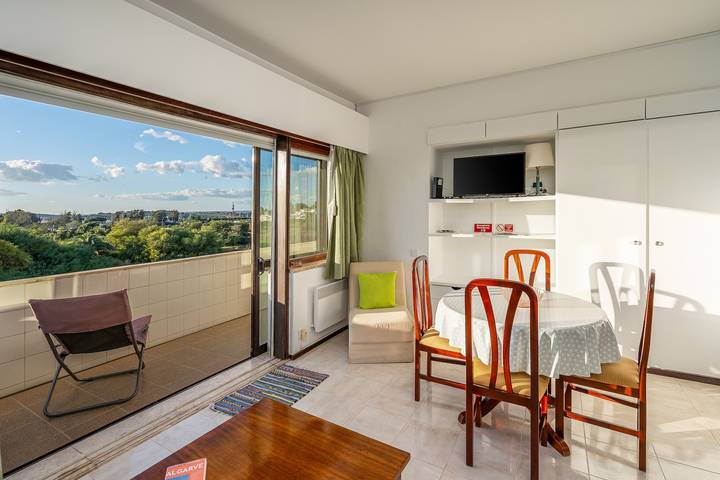 Apartamento entero, Apartamento 'Alvor Beach Front Line Bay' con vistas al mar, Wi-Fi y aire acondicionado in Alvor, Distrito de Faro