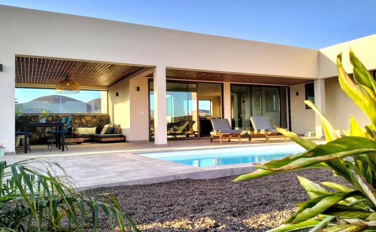 Chalet para 2 personas, con vistas además de jardín y piscina en Lajares