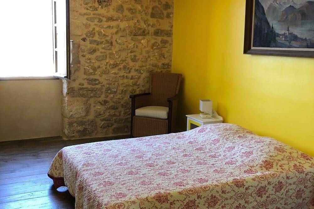 House on the ramparts in the heart of the royal bastide of Domme in Domme, Périgord Noir