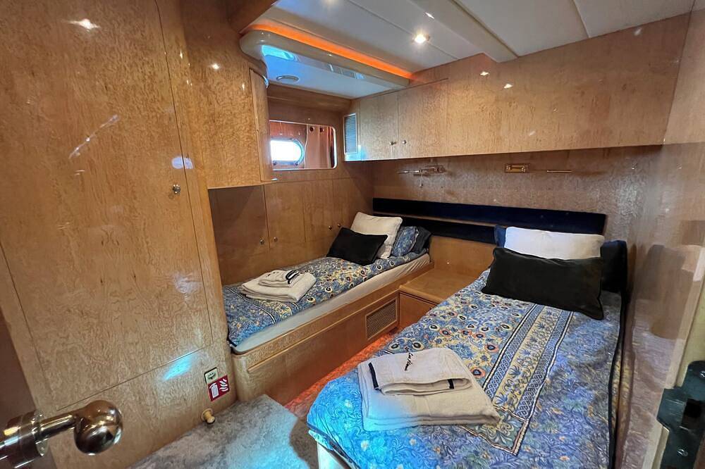 Luxury yacht in marina de Badalona. Price for overnight stay in the whole yacht. in Premiá de Mar, Costa del Maresme