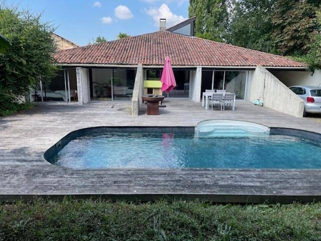 Villa pour 8 personnes, avec jardin et vue ainsi que terrasse et piscine, animaux acceptés