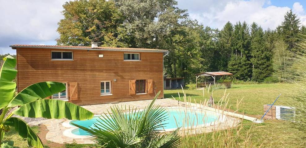 Location de vacances pour 6 personnes, avec jardin ainsi que piscine et vue à Saint-Mesmin (Dordogne)