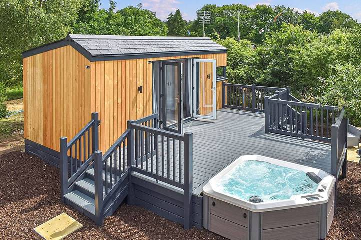 Chalet for 2 people, with hot tub in England