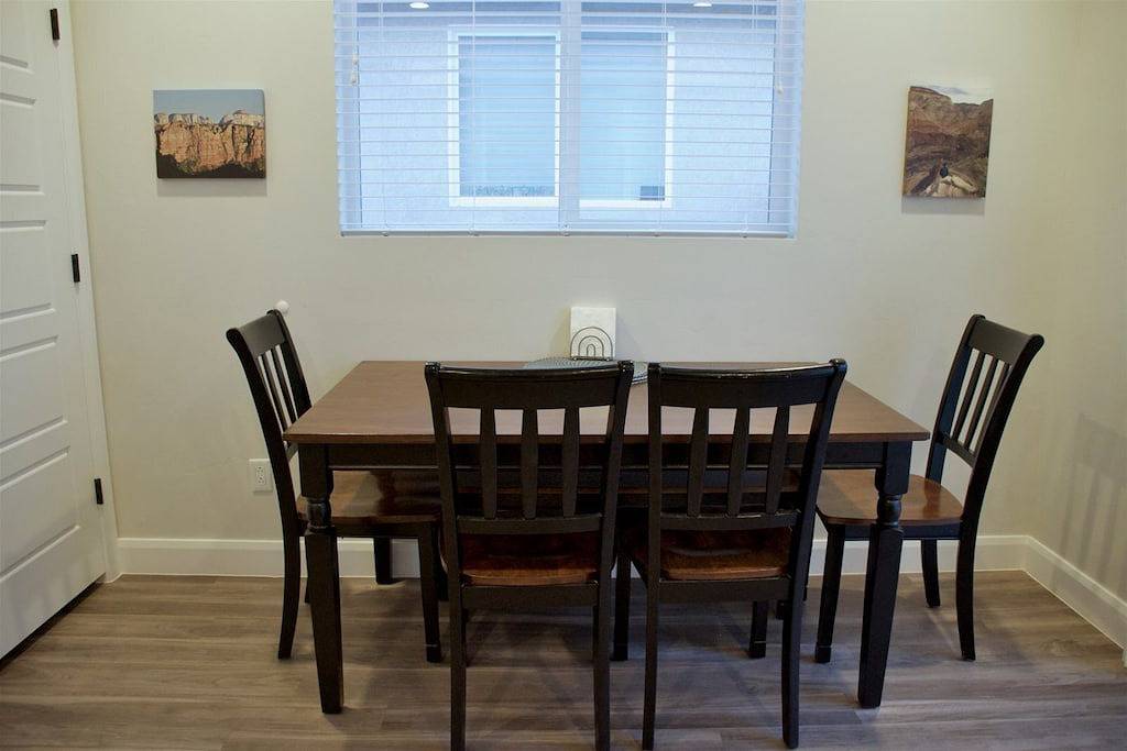 Zwei Kingsize-Betten mit eigenem Bad in jedem Schlafzimmer. Ideal für freunde teilen in La Verkin, Zion Nationalpark