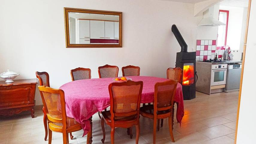 Location de vacances pour 8 personnes, avec vue et jardin, animaux acceptés à Beurières