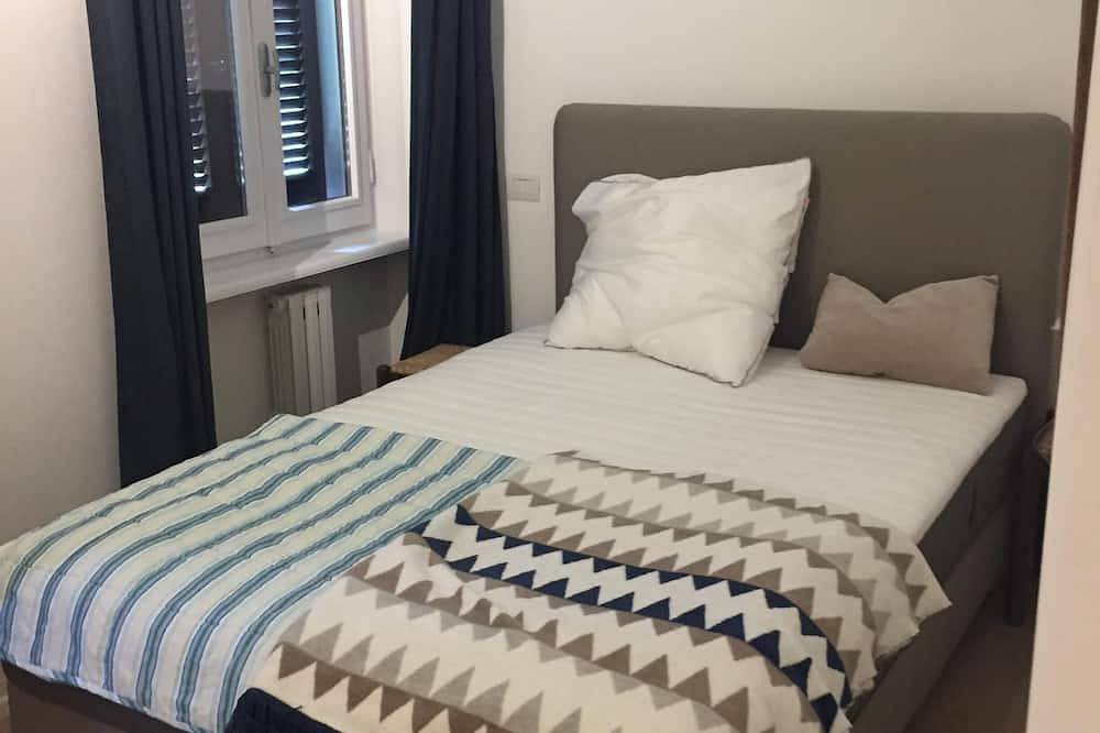 Ganze Wohnung, Wunderschöne Ferienwohnung direkt am Luganer See mit privater Seeterrasse in Cressogno, Valsolda