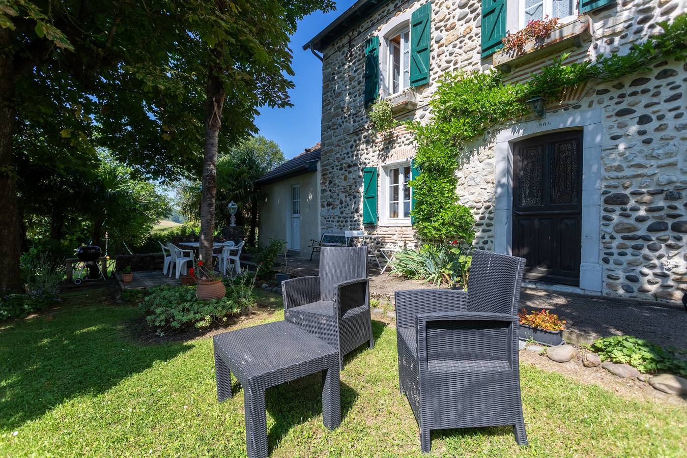 Authentic Béarnaise House with Mountain View, Wi-Fi, and Air Conditioning in Lagor, Béarn
