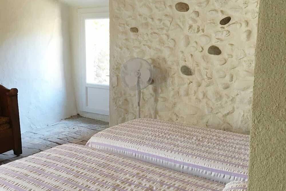 Séjournez dans une maison du Xvie siècle à trois étages dans la campagne provençale. in Mison, Région de Forcalquier