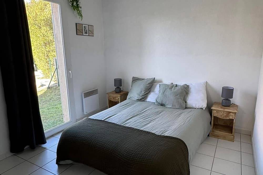Quiet villa in Provence with private jacuzzi and swimming pool in Saint-Saturnin-lès-Avignon, Vaucluse
