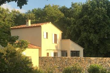 Gîte pour 5 personnes, avec terrasse et jardin à Saint-Martin-de-Castillon