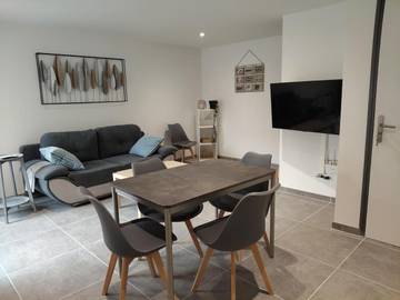 Gîte pour 4 personnes, avec balcon ainsi que jacuzzi et sauna, animaux acceptés à Renaison