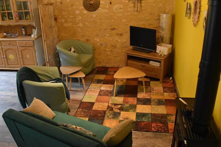 Location de vacances pour 4 personnes, avec vue ainsi que jardin et piscine, animaux acceptés à Les Eyzies-de-Tayac-Sireuil - 2