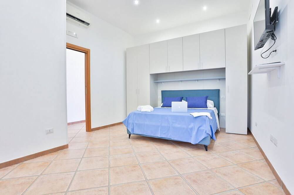 Ganze Wohnung, Guesthost - Charming 60 sqm apartment, ideal for up to 3 people, located on the first floor of a building without an elevator.The property is located in Pozzuoli, in a strategic position that allows easy access to the city center and the metro and train in Pozzuoli, Neapel Provinz