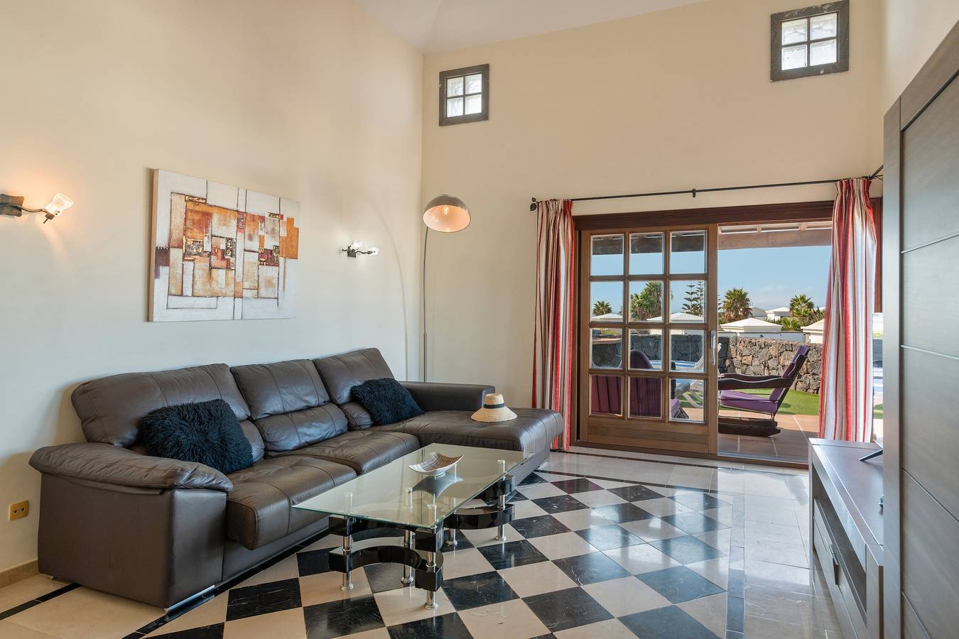 Villa Los Alisios 58 with Mountain Views, Pool, Wi-Fi, Terraces and Garden in Montaña Roja, Yaiza