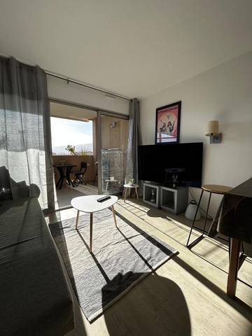 Gîte pour 3 personnes, avec vue ainsi que terrasse et piscine, animaux acceptés dans Office De Tourisme Cannes La Bocca