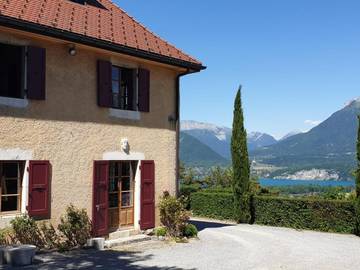 Maison d’hôte pour 2 personnes, avec vue et terrasse ainsi que piscine et vue sur le lac en Haute-Savoie