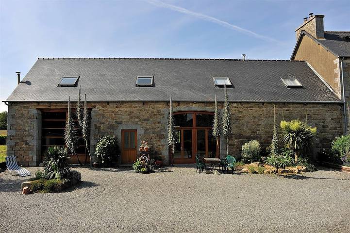 Location de vacances pour 6 personnes, avec piscine et jardin ainsi que terrasse et sauna, animaux acceptés à Prat