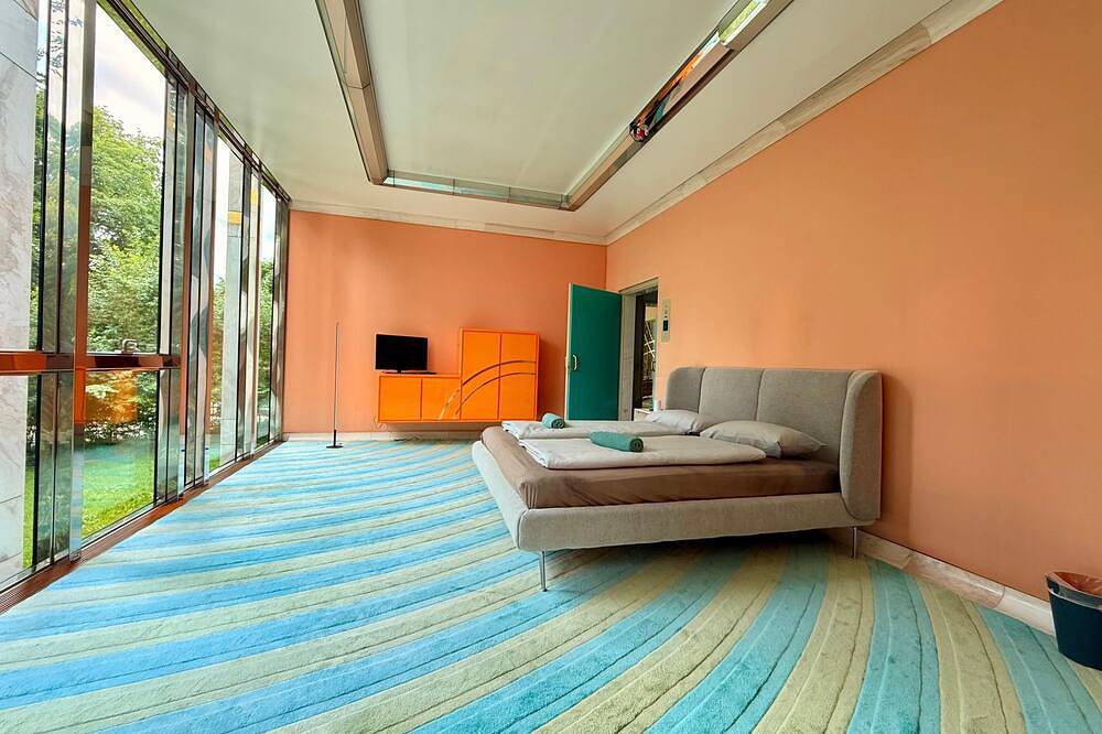 Blofeld's villa, sauna, mega tubs, lounge, library, park, bar, pool in München Thalkirchen, Munich