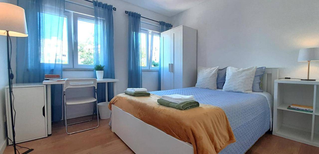 Apartamento de férias inteiro, Double Room with Shared Bathroom in Benfica, Lisboa