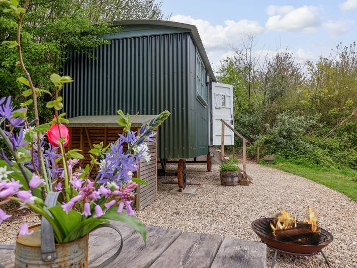 Hut for 2 people, with garden, with pets in Dorset